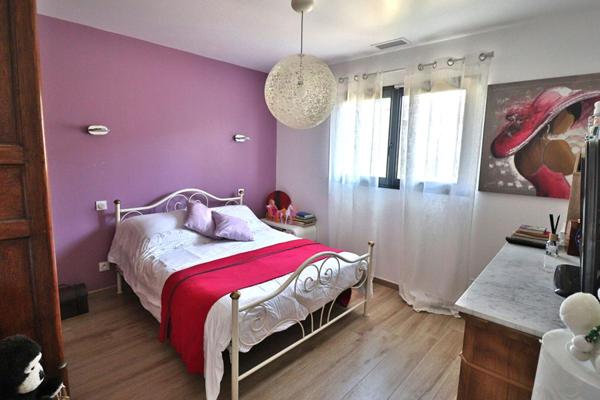 Villa contemporaine 5 pièce(s) 150 m2 sur un terrain de 1000m² avec piscine
