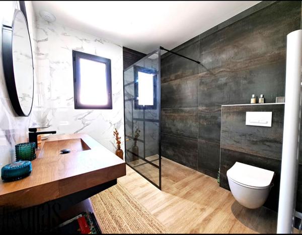 Villa contemporaine 5 pièce(s) 150 m2 sur un terrain de 1000m² avec piscine