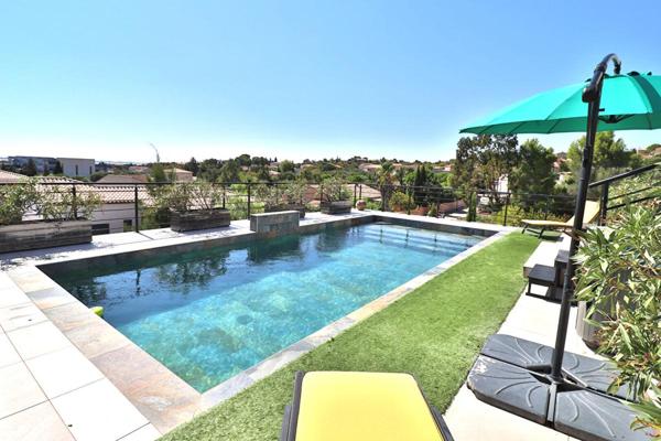 Villa contemporaine 5 pièce(s) 150 m2 sur un terrain de 1000m² avec piscine