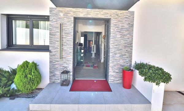 Villa contemporaine 5 pièce(s) 150 m2 sur un terrain de 1000m² avec piscine