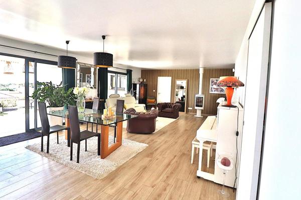 Villa contemporaine 5 pièce(s) 150 m2 sur un terrain de 1000m² avec piscine