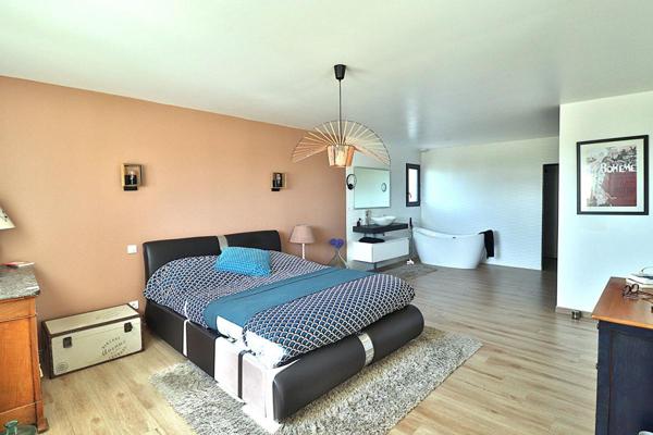 Villa contemporaine 5 pièce(s) 150 m2 sur un terrain de 1000m² avec piscine