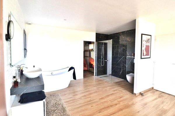 Villa contemporaine 5 pièce(s) 150 m2 sur un terrain de 1000m² avec piscine