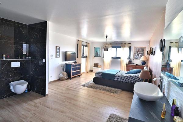 Villa contemporaine 5 pièce(s) 150 m2 sur un terrain de 1000m² avec piscine