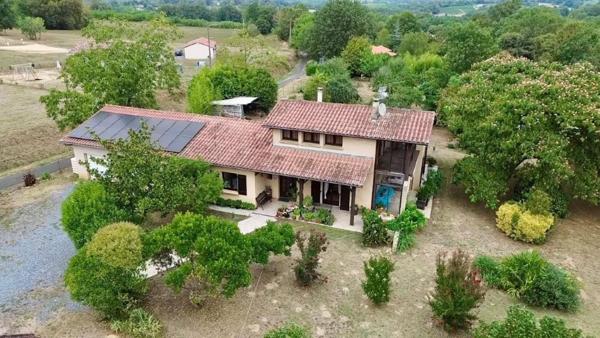 Maison de charme d'environ 165m² sur un terrain arboré et clos de 4500m² avec grand double garage attenant