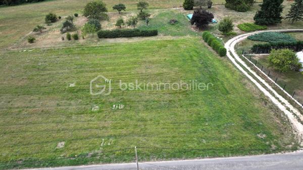 TERRAIN à CROTELLES

Baisse de prix !!

À saisir – Beau terrain à bâtir à Crotelles (37380)

Laissez-vous séduire par ce terrain de 757 m², idéal pour donner vie à votre projet de construction dans un cadre paisible et verdoyant.
Situé au cœur de la charmante commune de Crotelles, vous profiterez d'un environnement calme et champêtre, tout en restant à quelques minutes des commerces.

Un autre terrain similaire est disponible à proximité d'une surface de 592 m², me consulter pour plus d'informations
Possibilité d'acquérir les deux pour une parcelle totale de 1349 m²

Les atouts du terrain :

Superficie généreuse : 757 m² pour bâtir la maison de vos rêves
Terrain plat
Environnement naturel et agréable, parfait pour les amoureux de tranquillité
Belle luminosité et bonne exposition 
Libre de tout constructeur

Infos pratiques :

Terrain non viabilisé (raccordement aux réseaux à prévoir)
Accès facile à la parcelle
Commune à proximité de Monnaie à 5 min, Amboise et Tours nord à 20 min
Ecole primaire sur la commune
Belles balades à prévoir dans la vallée du Magdelon et ses chemins de randonnées à proximité
Certificat urbanisme à jour

Idéal pour un premier projet immobilier ou une résidence secondaire au vert.

Ne manquez pas cette opportunité à Crotelles