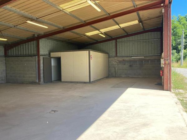 Hangar commercial très bon état et fonctionnel