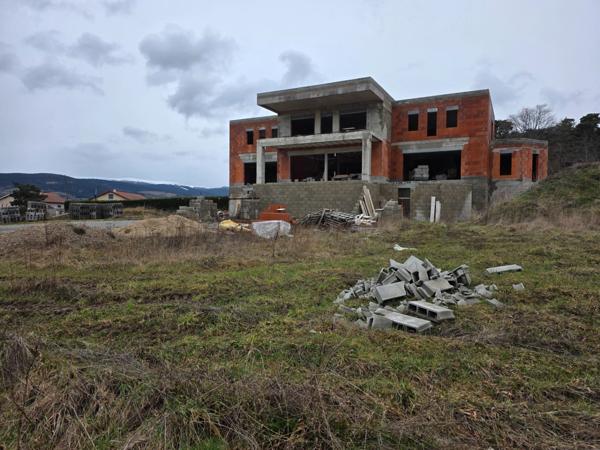 Maison à vendre 19 pièces proche de MONTBRISON (42) 500 m2 avec 6233 m2 de terrain