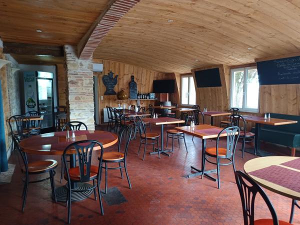 ENSEMBLE IMMOBILIER BAR RESTAURANT AVEC APPARTEMENTS .