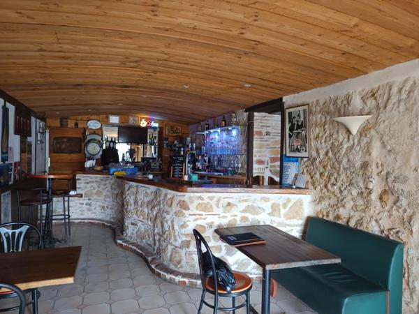 ENSEMBLE IMMOBILIER BAR RESTAURANT AVEC APPARTEMENTS .