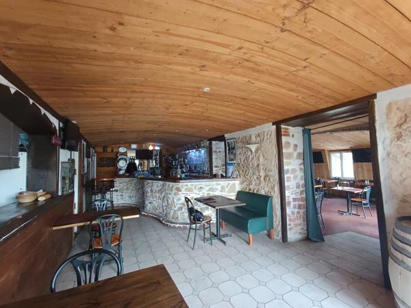 ENSEMBLE IMMOBILIER BAR RESTAURANT AVEC APPARTEMENTS .