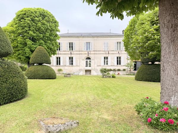 Ancienne distillerie de Cognac au cœur d’un beau village au milieu des vignes.