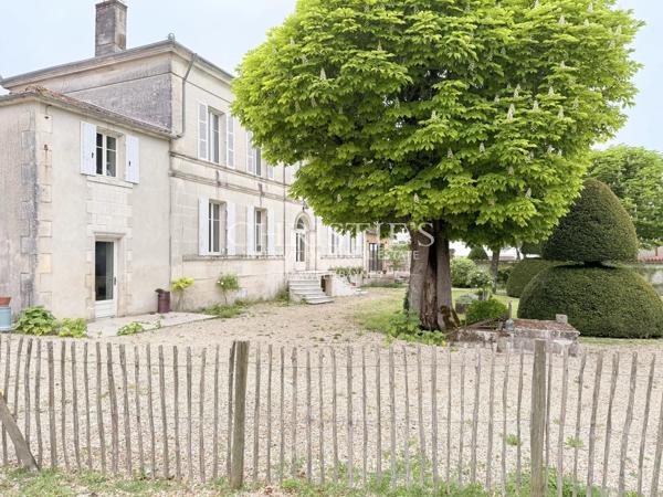 Ancienne distillerie de Cognac au cœur d’un beau village au milieu des vignes.