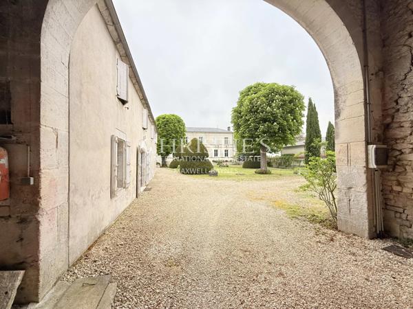 Ancienne distillerie de Cognac au cœur d’un beau village au milieu des vignes.