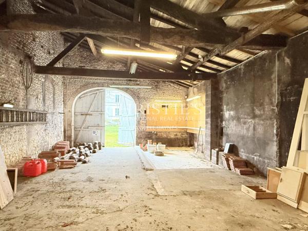 Ancienne distillerie de Cognac au cœur d’un beau village au milieu des vignes.