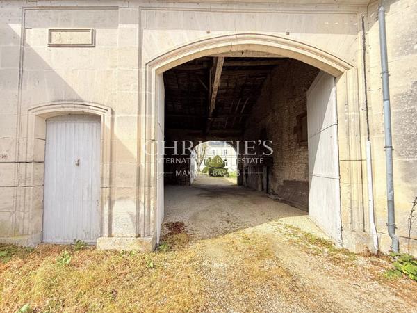 Ancienne distillerie de Cognac au cœur d’un beau village au milieu des vignes.