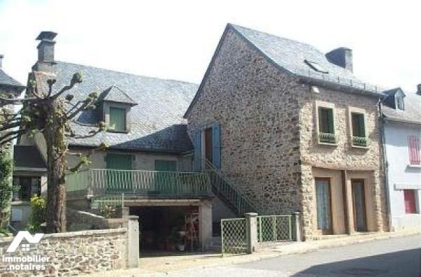 A VENDRE, dans centre-bourg  de Soursac, ensemble comprenant deux maisons couvertes en ardoises...