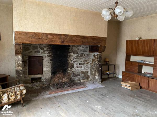A VENDRE, dans centre-bourg  de Soursac, ensemble comprenant deux maisons couvertes en ardoises...