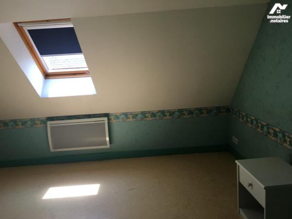 A VENDRE, dans centre-bourg  de Soursac, ensemble comprenant deux maisons couvertes en ardoises...