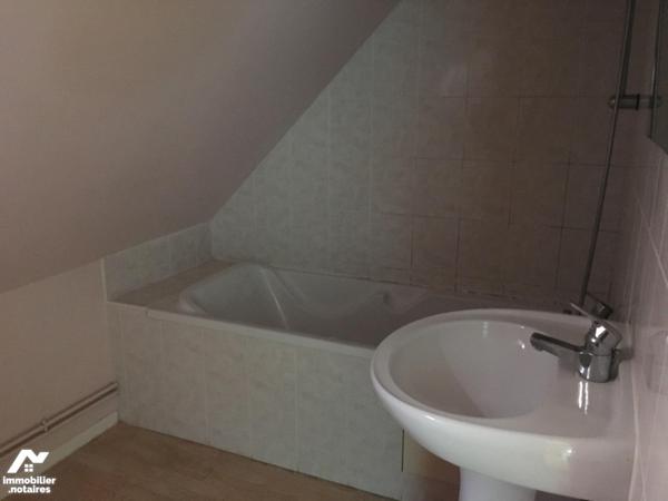 A VENDRE, dans centre-bourg  de Soursac, ensemble comprenant deux maisons couvertes en ardoises...