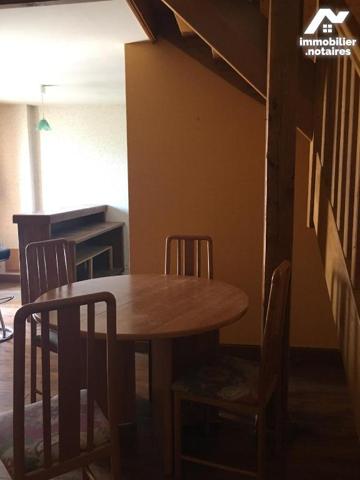 A VENDRE, dans centre-bourg  de Soursac, ensemble comprenant deux maisons couvertes en ardoises...