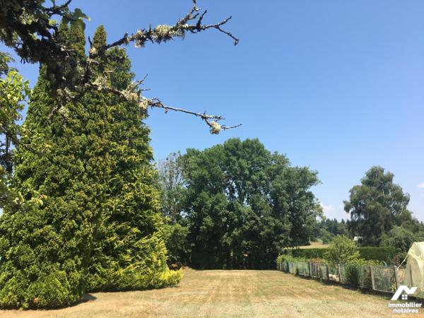 A VENDRE, dans centre-bourg  de Soursac, ensemble comprenant deux maisons couvertes en ardoises...