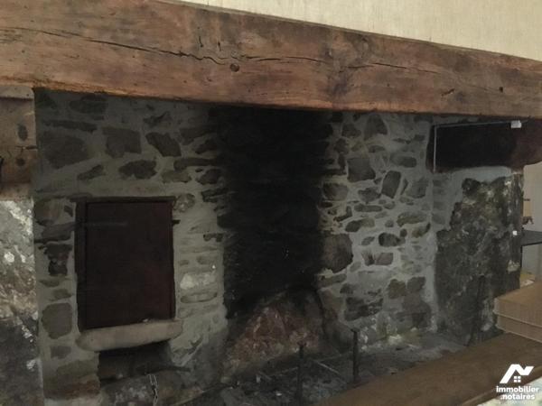 A VENDRE, dans centre-bourg  de Soursac, ensemble comprenant deux maisons couvertes en ardoises...