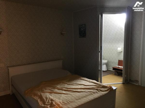 A VENDRE, dans centre-bourg  de Soursac, ensemble comprenant deux maisons couvertes en ardoises...