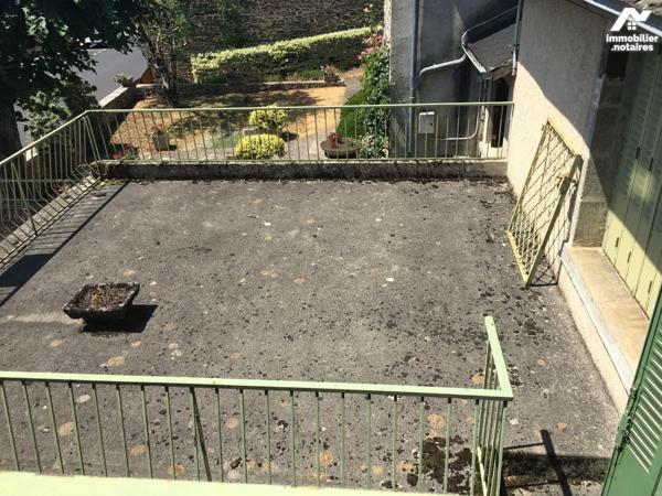 A VENDRE, dans centre-bourg  de Soursac, ensemble comprenant deux maisons couvertes en ardoises...