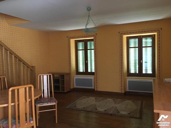 A VENDRE, dans centre-bourg  de Soursac, ensemble comprenant deux maisons couvertes en ardoises...