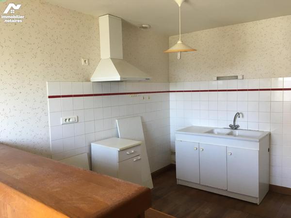 A VENDRE, dans centre-bourg  de Soursac, ensemble comprenant deux maisons couvertes en ardoises...