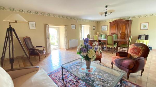 Longère au calme avec terrain arboré et dépendance