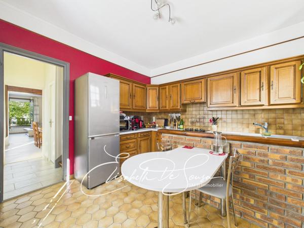 79 m2 carrez - 110 m2 au sol + sous-sol de 44 m2 + garage