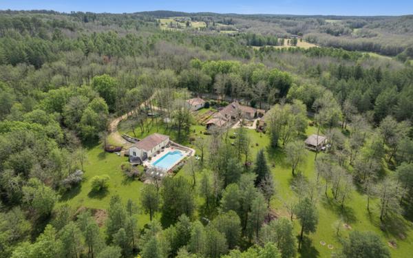 Maison ancienne - Le bugue Il était une fois…un domaine secret en Périgord Noir Avec une maison principale, 2 chambres d’hôtes et 2 gîtes, proche des commodités.