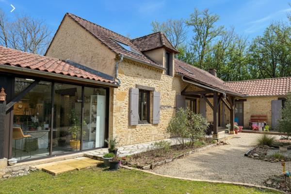 Maison ancienne - Le bugue Il était une fois…un domaine secret en Périgord Noir Avec une maison principale, 2 chambres d’hôtes et 2 gîtes, proche des commodités.