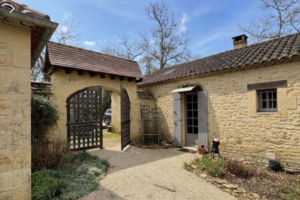 Maison ancienne - Le bugue Il était une fois…un domaine secret en Périgord Noir Avec une maison principale, 2 chambres d’hôtes et 2 gîtes, proche des commodités.