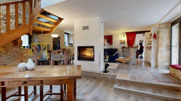 Maison ancienne - Le bugue Il était une fois…un domaine secret en Périgord Noir Avec une maison principale, 2 chambres d’hôtes et 2 gîtes, proche des commodités.