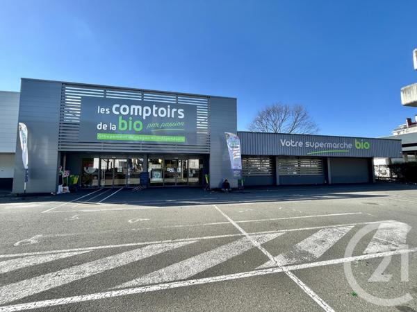 à vendre 845 m2 LONS - 64