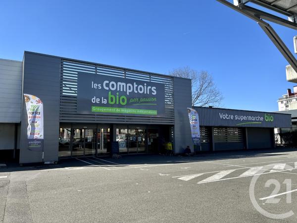 à vendre 845 m2 LONS - 64