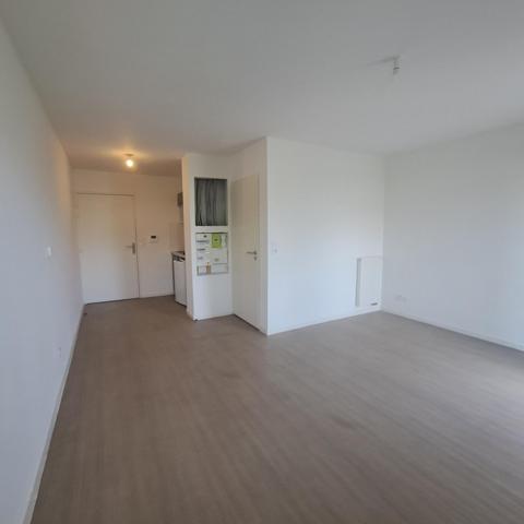 Studio avec balcon et parking privé