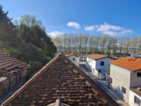 Vente                                                      Appartement
                        
                     3 pièces                      64 m2                     à Peyrehorade