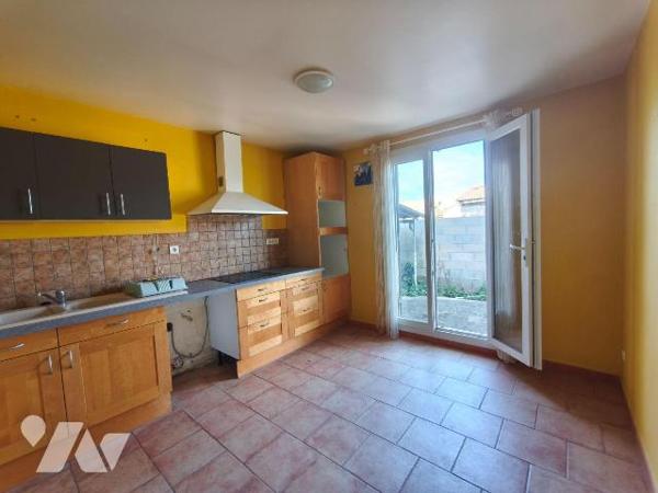 SAINT MARTIN DE CRAU, à deux pas centre ville, maison en fond d'impasse comprenant au rez-de-ch...
