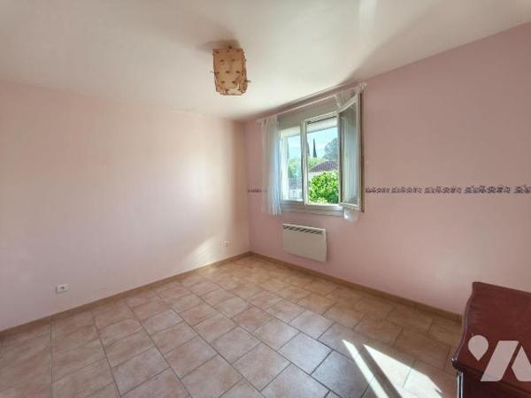SAINT MARTIN DE CRAU, à deux pas centre ville, maison en fond d'impasse comprenant au rez-de-ch...