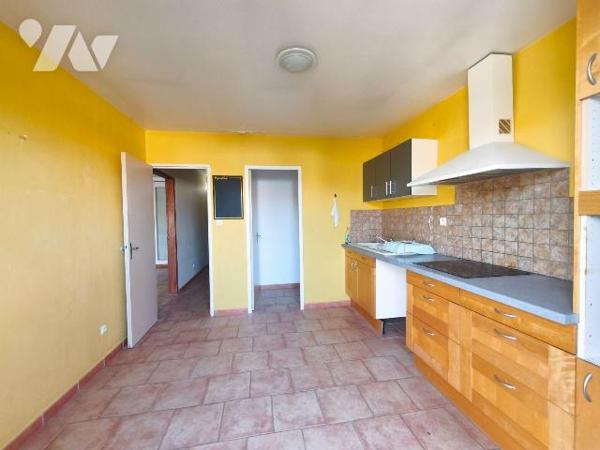 SAINT MARTIN DE CRAU, à deux pas centre ville, maison en fond d'impasse comprenant au rez-de-ch...