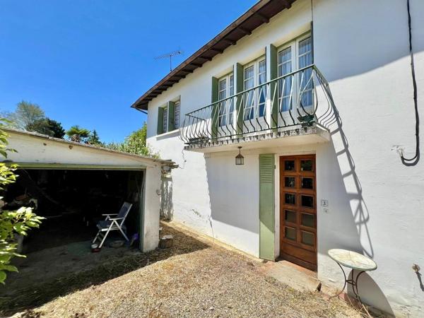 Maison mitoyenne d’un côté de 117m², idéalement située au cœur de la ville d’Eauze.