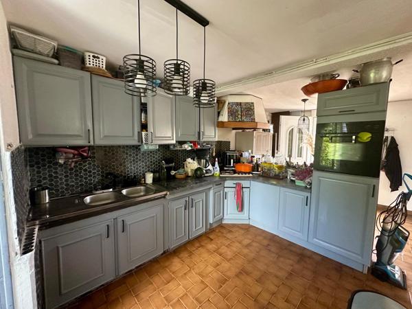 Maison mitoyenne d’un côté de 117m², idéalement située au cœur de la ville d’Eauze.