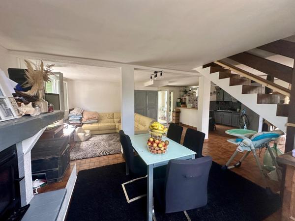 Maison mitoyenne d’un côté de 117m², idéalement située au cœur de la ville d’Eauze.
