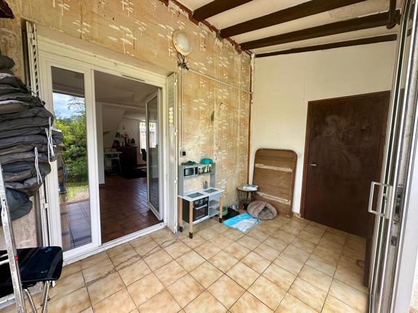Maison mitoyenne d’un côté de 117m², idéalement située au cœur de la ville d’Eauze.