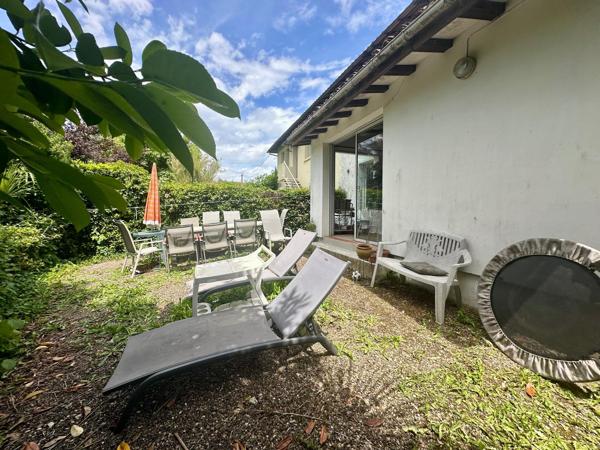 Maison mitoyenne d’un côté de 117m², idéalement située au cœur de la ville d’Eauze.