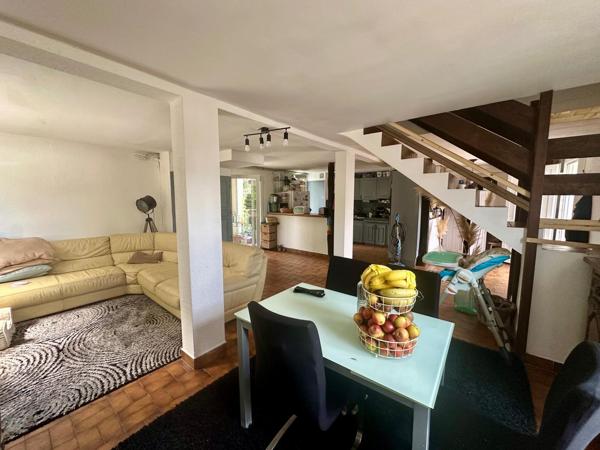 Maison mitoyenne d’un côté de 117m², idéalement située au cœur de la ville d’Eauze.